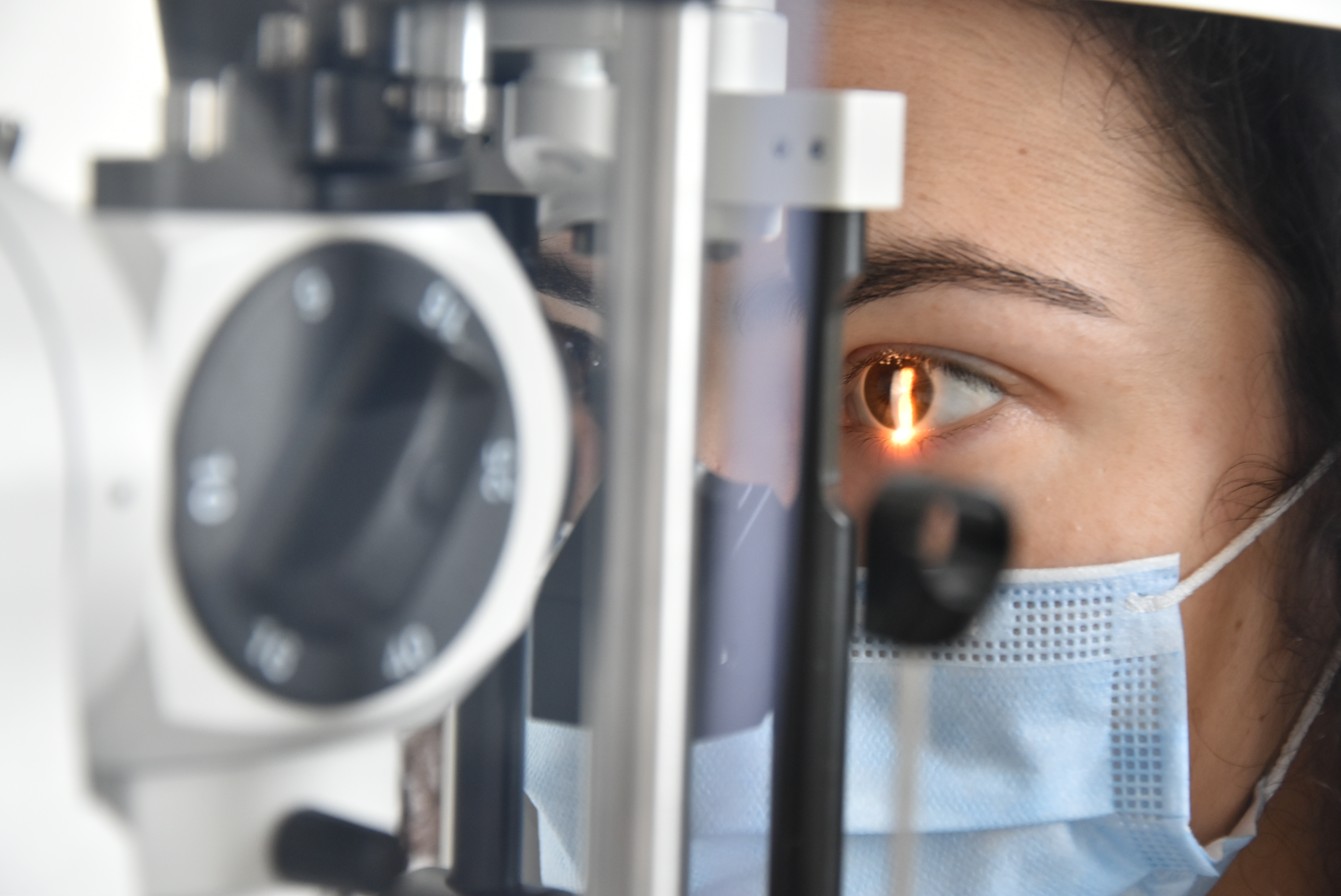 Photo d'un examen oculaire au biomicroscope