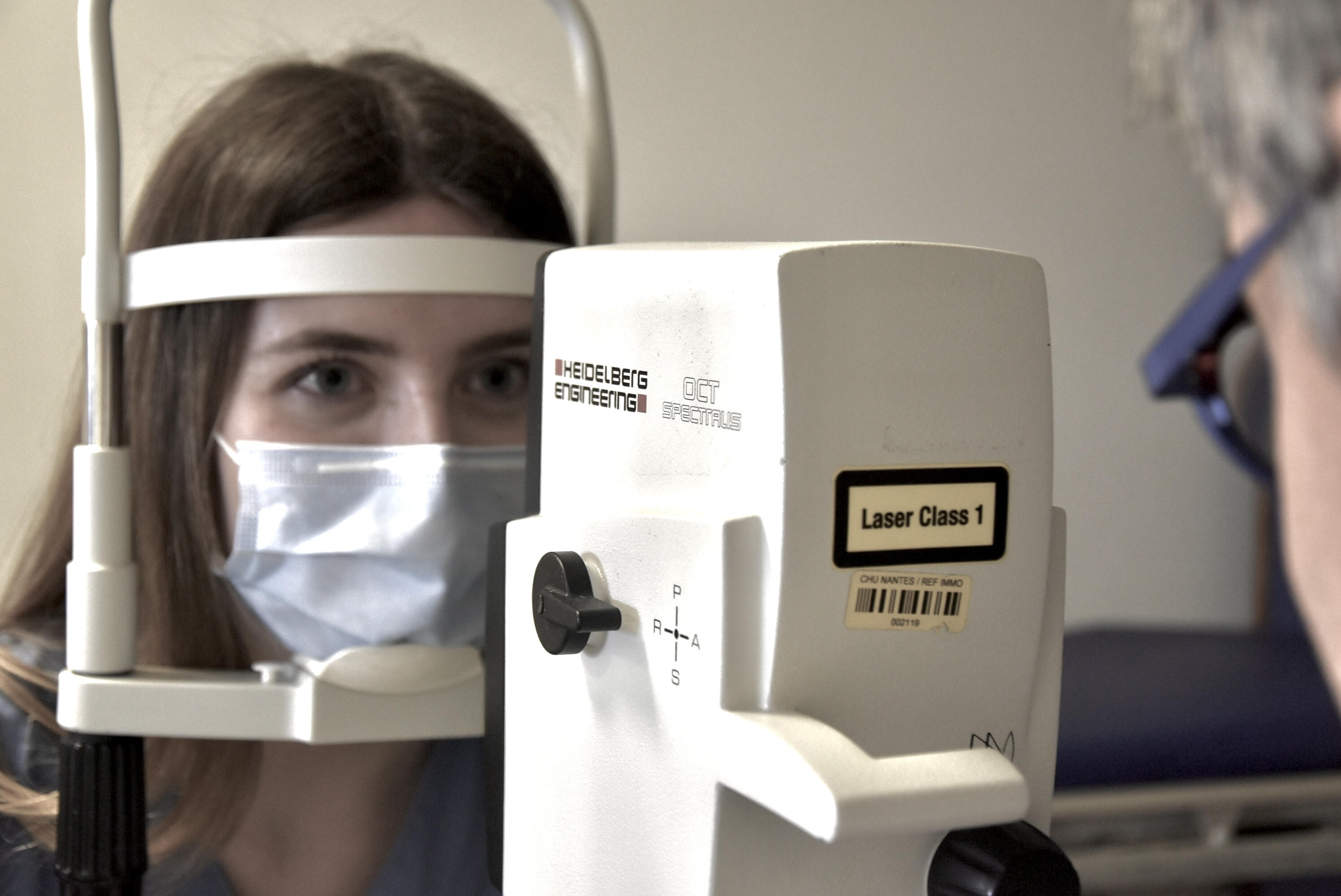 patiente install&eacute;e &agrave; l'appareil OCT Heidelberg