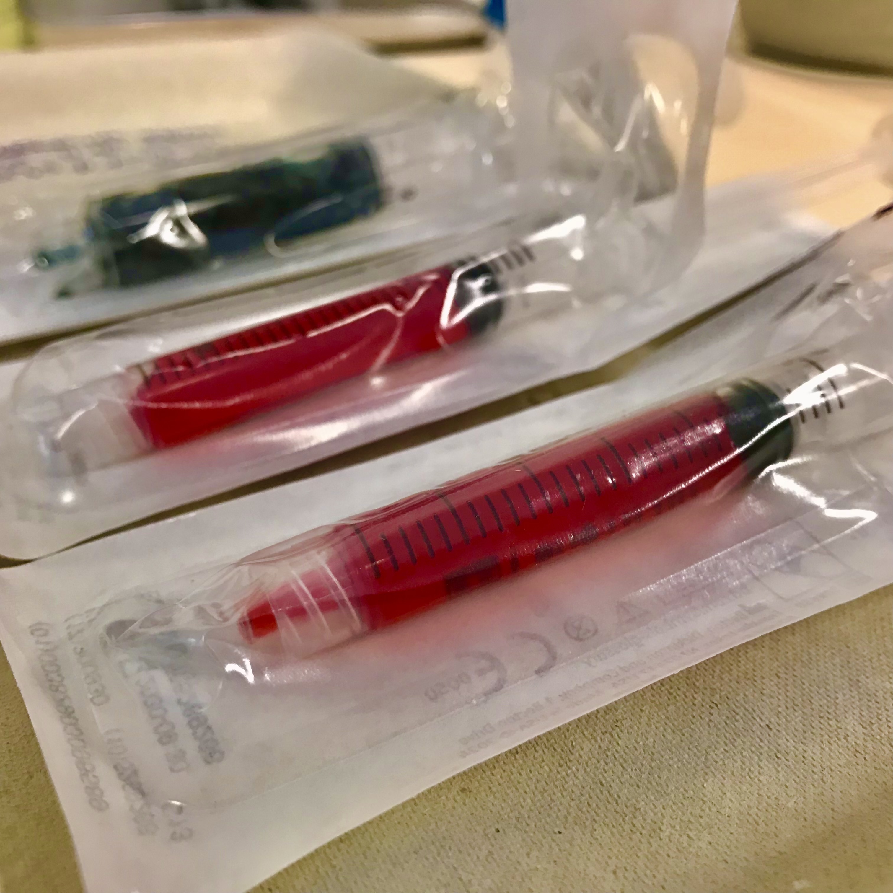 produit d'injection rouge et bleu dans une seringue 