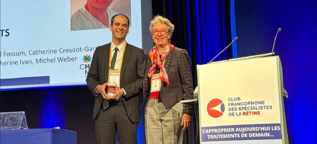 Dr JBD qui re&ccedil;oit le prix Ramin Tadayoni